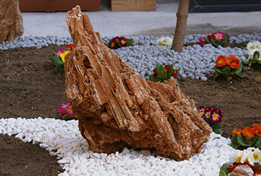 The garden stones that naturally enrich the outdoor furniture